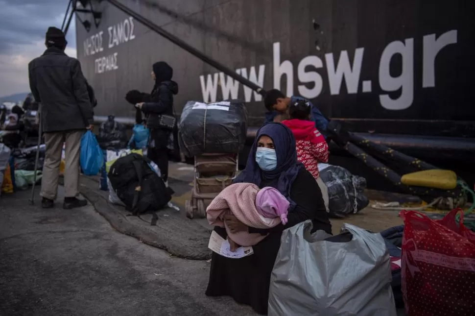 ESPERA. Los refugiados que llegaron a Grecia aguardan los traslados.  REUTERS