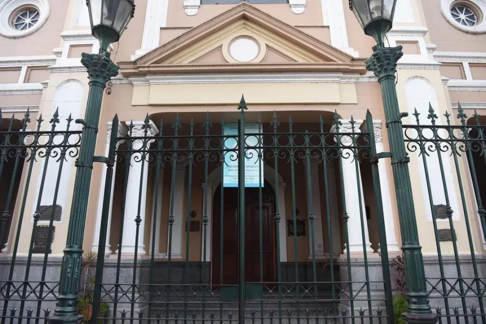 PUERTAS CERRADAS. Así luce la mayoría de las iglesias de Tucumán. la gaceta / foto de Analía Jaramillo