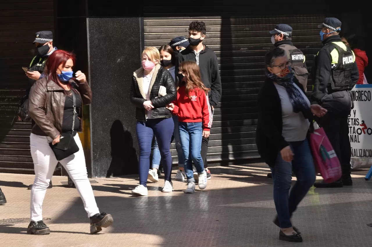 GENTE EN LAS CALLES. Pese a que aumentan cada día la cantidad de casos, la circulación de personas no se reduce.