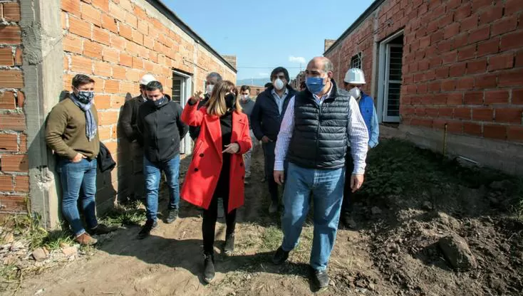 PROTOCOLOS. El gobernador, Juan Manzur, y la titular del Ipvdu, Stella Maris Córdoba, supervisaron las obras en Villa Carmela.