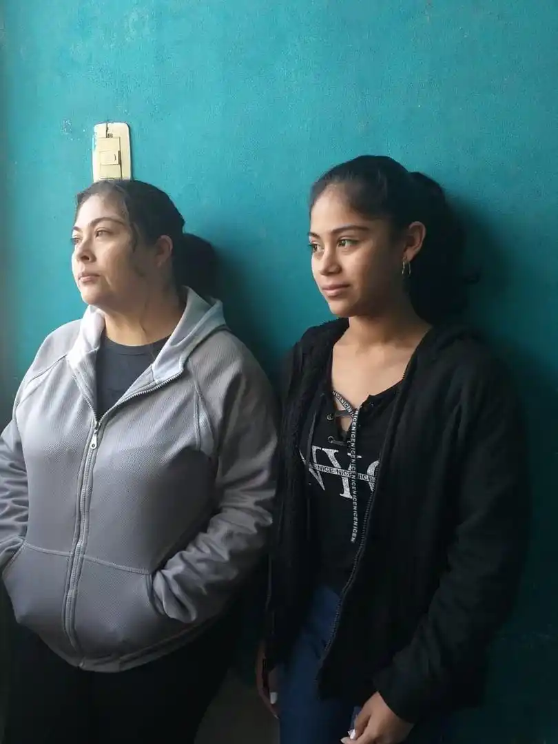 EN LA CASA. Romina Rocha junto a su hija de 14 años que también está con dengue. Dice que el dolor que causa la enfermedad es insoportable. 