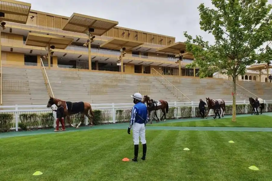 El turf pica en punta para volver antes que otras actividades