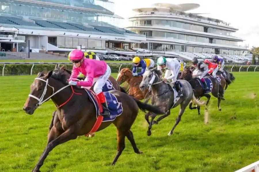 El turf pica en punta para volver antes que otras actividades