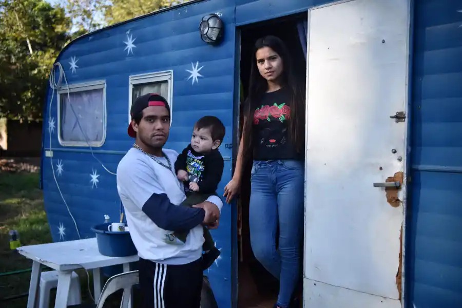 EN FAMILIA. El Tucu prepara donas y vive con su novia y su bebé. 