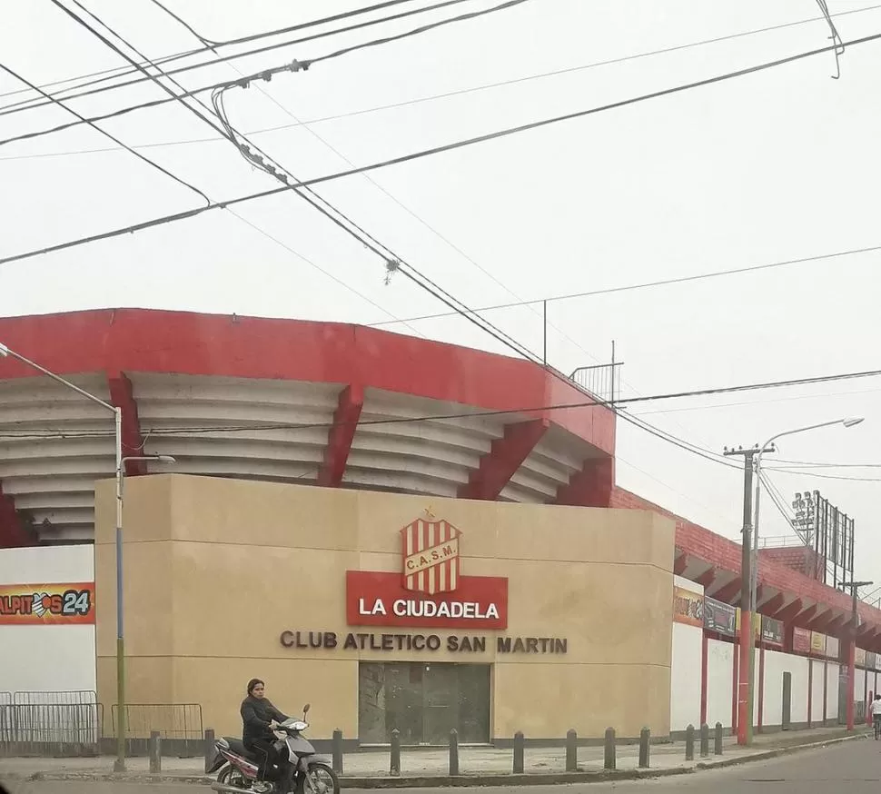 SEGUIRÁ ESPERANDO. Por ahora, el estadio de San Martín continúa sin recibir público ni jugadores a causa de la cuarentena. 