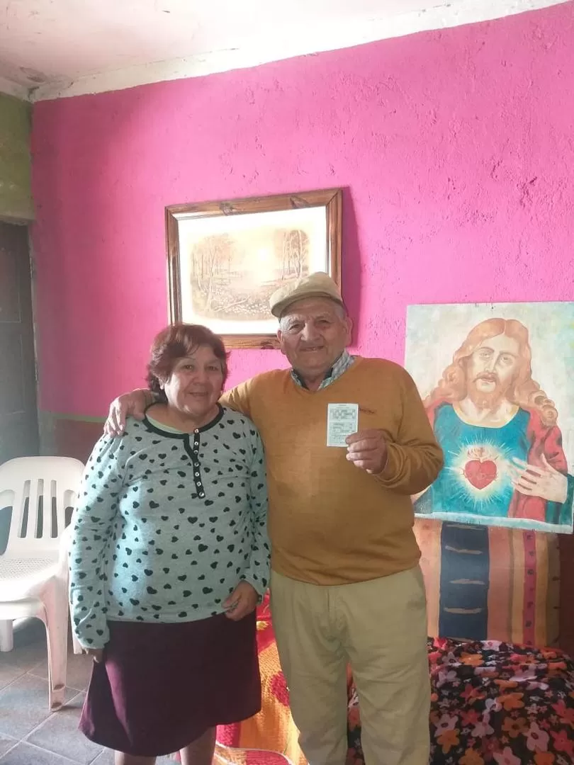 FELICES. Orlando Juárez, el ganador, junto a su esposa, María Teresa. 