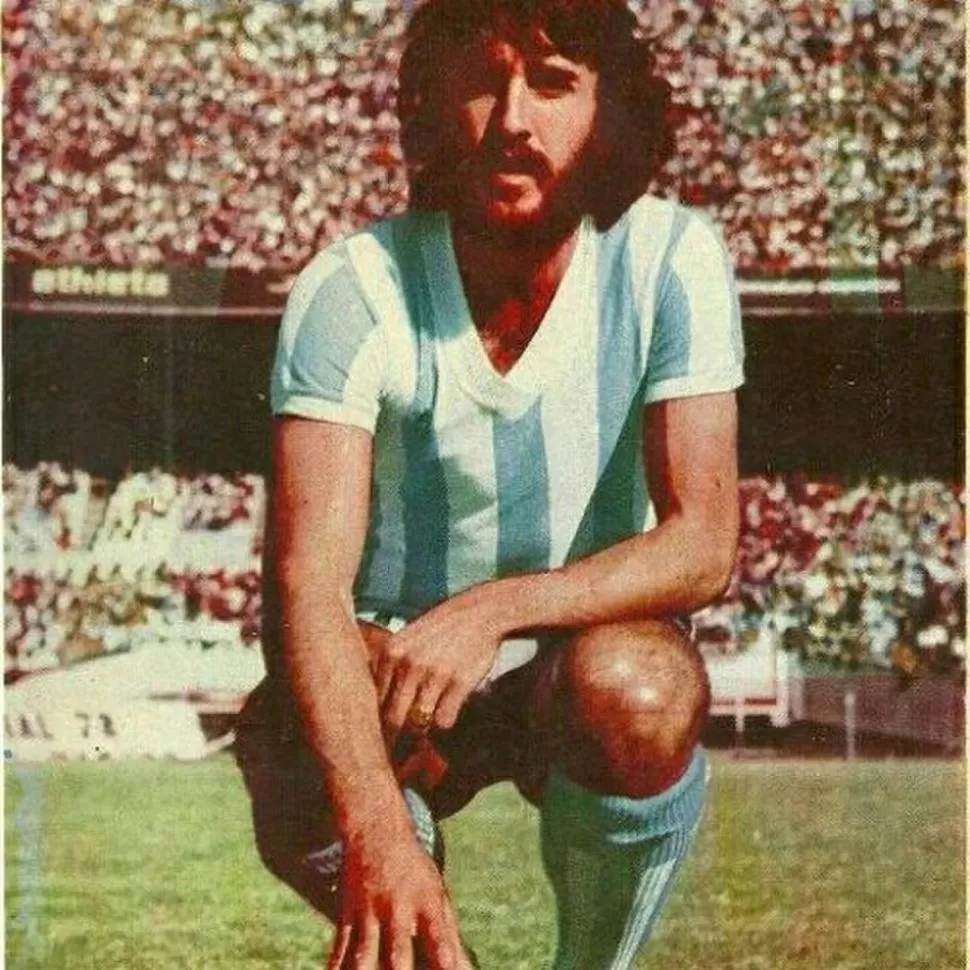 SIEMPRE LOS MISMOS COLORES. Ya sea en Quilmes, en Racing, en Atlético o en Tottenham, Villa vistió camisetas que combinaron el blanco, el azul y el celeste. 