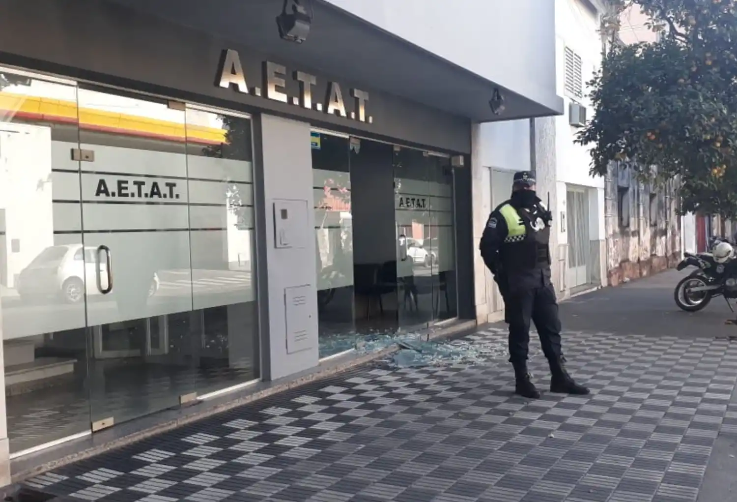 SAN JUAN AL 1300. La Policía se acercó al lugar tras recibir un llamado.