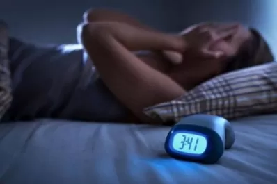 Jet lag social: advierten que los argentinos duermen menos que el promedio mundial