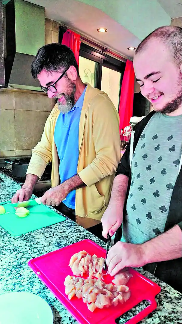 CUESTIÓN DE HOMBRES.  Hoy Patricio es el chef; su papá lo ayuda.