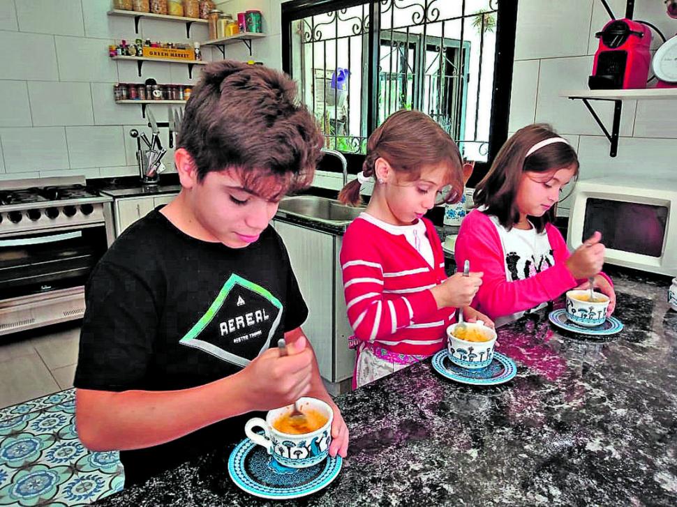 HERMANOS. “Hipo”, “Fran” y “Marga” preparan sus cupcakes. 