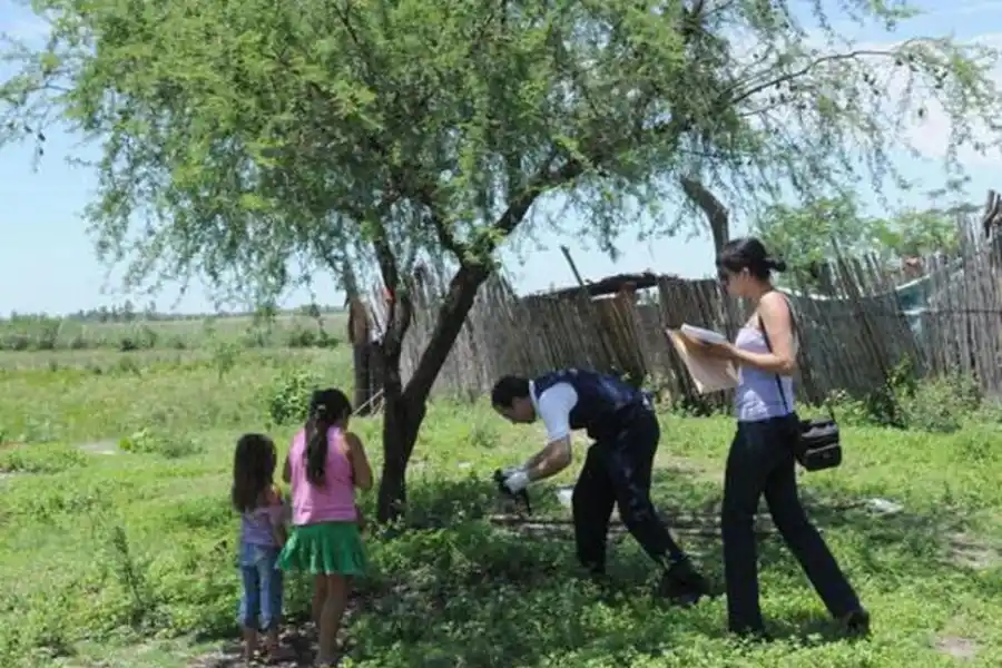TRABAJOS. Peritos de la Policía toma fotos en un descampado.