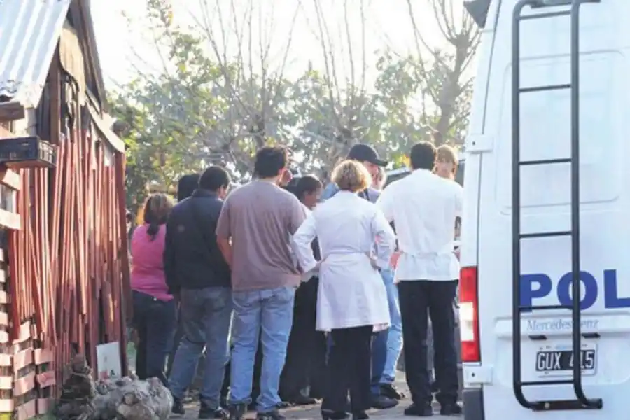 OPERATIVO. Peritos y policías durante un allanamiento que realizaron.
