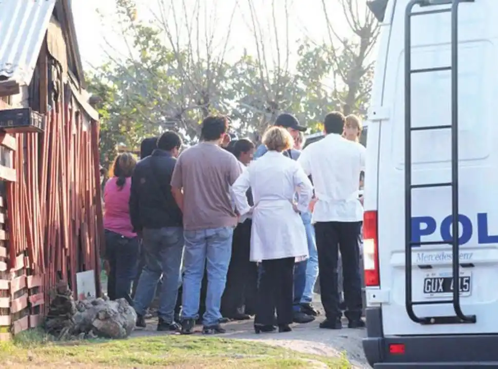 OPERATIVO. Peritos y policías durante un allanamiento que realizaron.