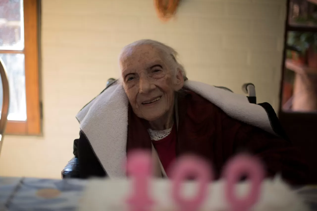 SONRISA. La felicidad de Odil durante la celebración de sus 100 años. LA GACETA/FOTO DE ÁLVARO MEDINA