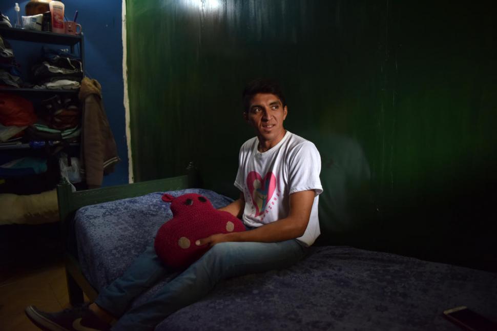 HOGAR. Miguel Suárez en su pequeño cuarto del pasaje Estados Unidos. 
