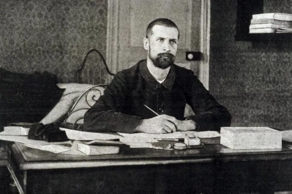 EL RETRATO. Alexandre Yersin en el escritorio que tenía dentro de su habitación, en el Instituto Pasteur. La imagen tiene más de un siglo: data de 1900. 