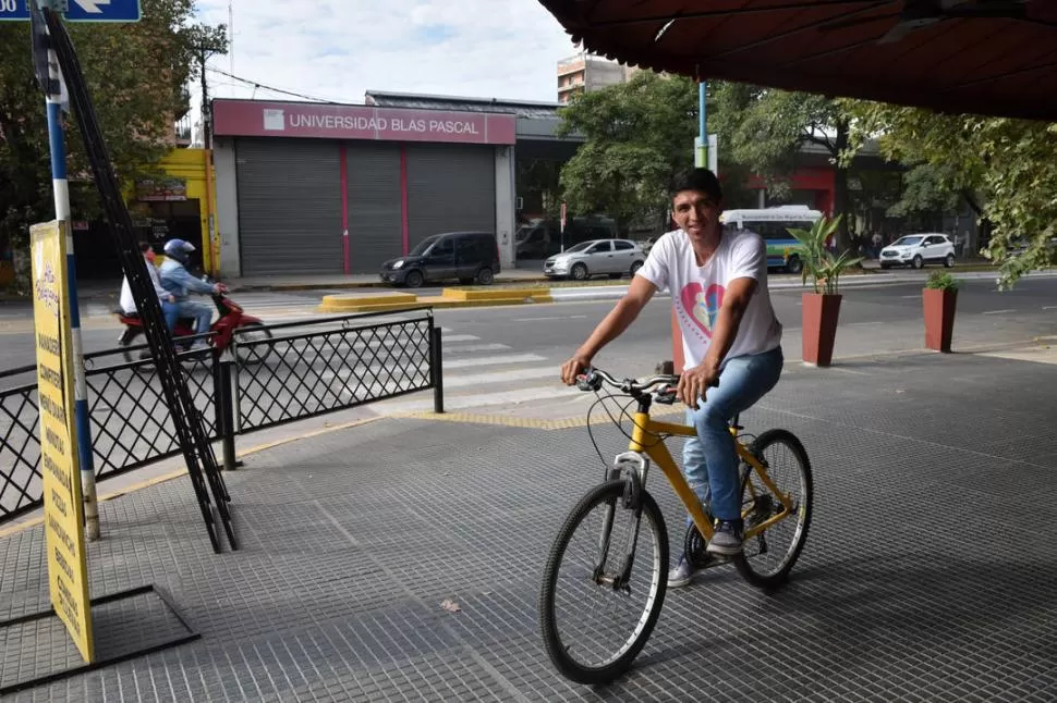 BICI NUEVA. Miguel Suárez en la bicicleta que le regaló Nadia Amaya, su madrina de Apapachando Corazones, para que reparta las empanadas. la gaceta / fotos de Inés Quinteros Orio