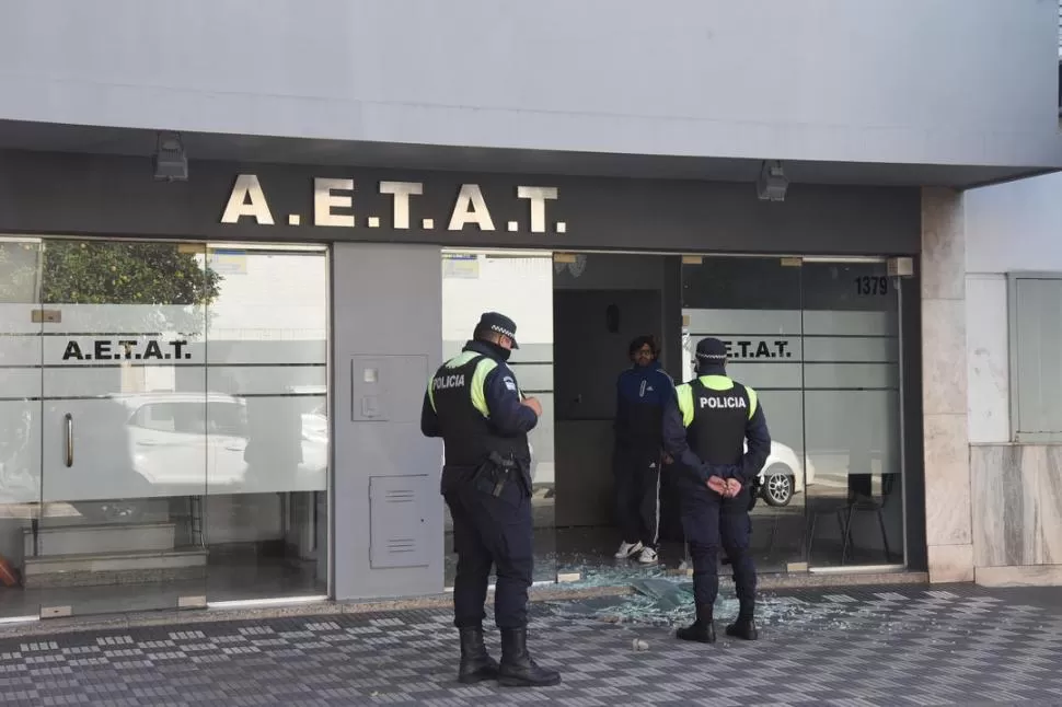VANDALISMO. La puerta de vidrio fue atacada a cascotazos. la gaceta / foto de Analía Jaramillo
