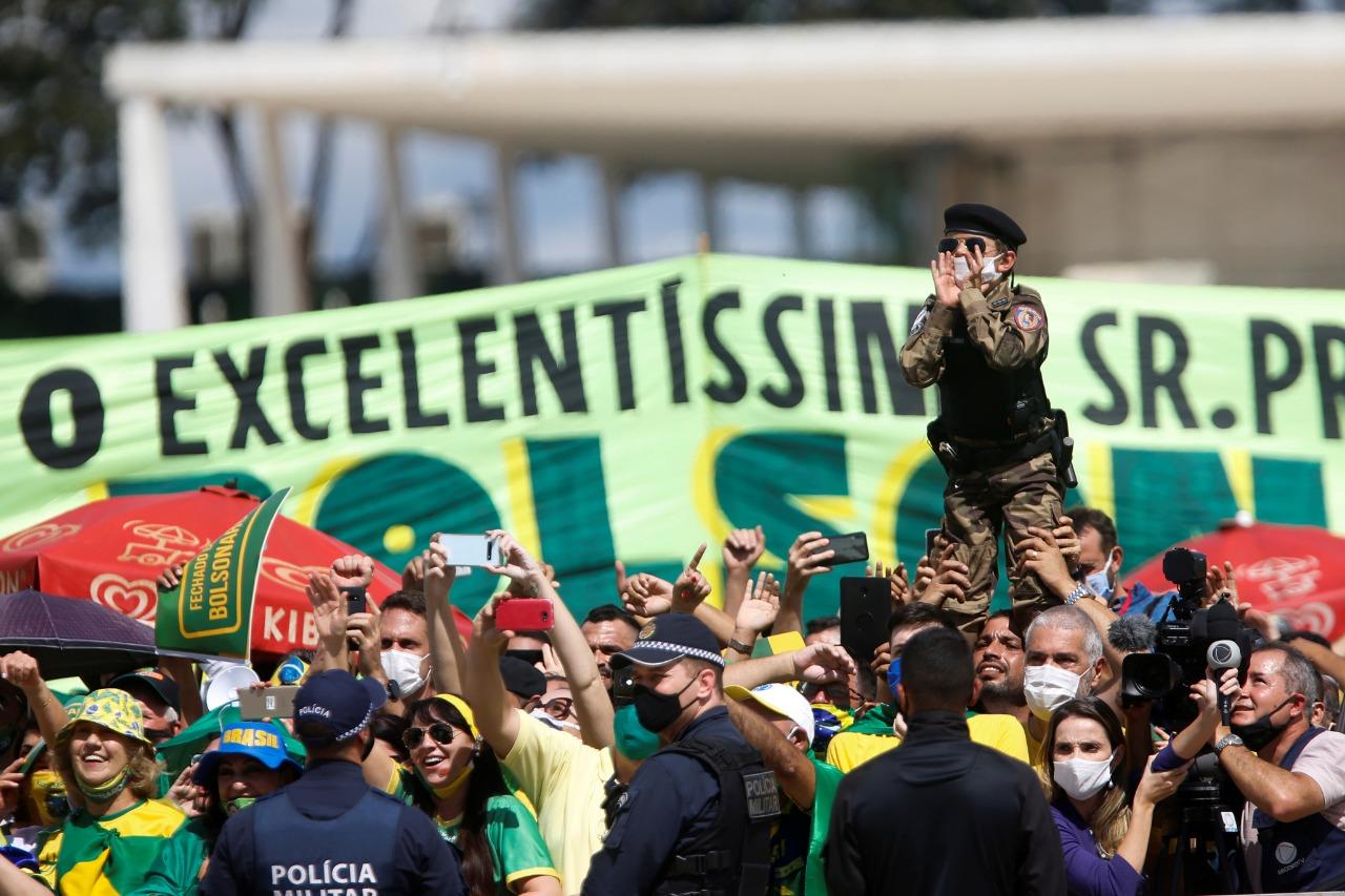 APOYO. Miles de seguidores respaldaron al jefe de Estado brasileño. REUTERS