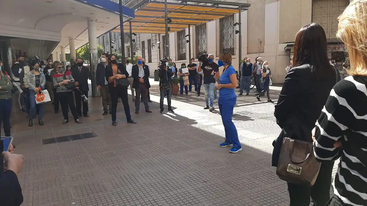 MUÑECAS Y MENDOZA. Comerciantes y profesionales hicieron uso de la palabra. Foto: LA GACETA / Gabriela Baigorrí