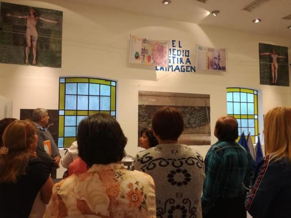 EDUCANDO. En el MUNT, Claudia Esperguín explica las obras a las visitas. 