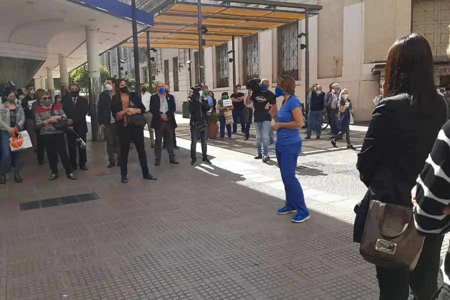 MUÑECAS Y MENDOZA. Comerciantes y profesionales hicieron uso de la palabra. Foto: LA GACETA / Gabriela Baigorrí