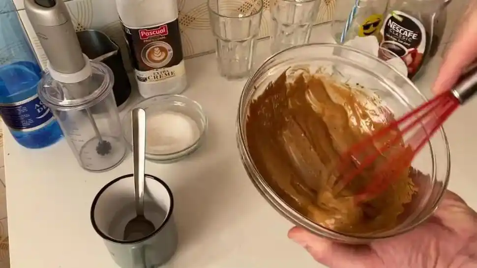 CON ENERGÍA. Si batís a mano, tiene que ser un movimiento intenso. 