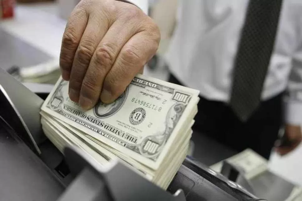 El dólar blue bajó a $ 129 en una jornada distendida de los mercados