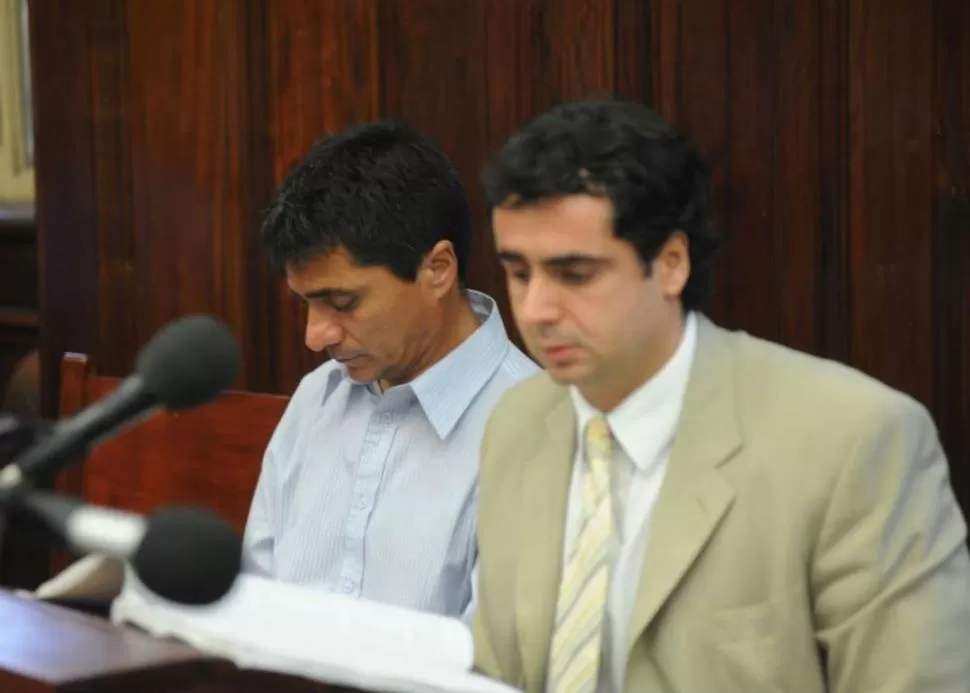 EN EL BANQUILLO. Oscar Emilio Fernández aparece junto a su defensor, Mario Mirra, en uno de los momentos del juicio. 