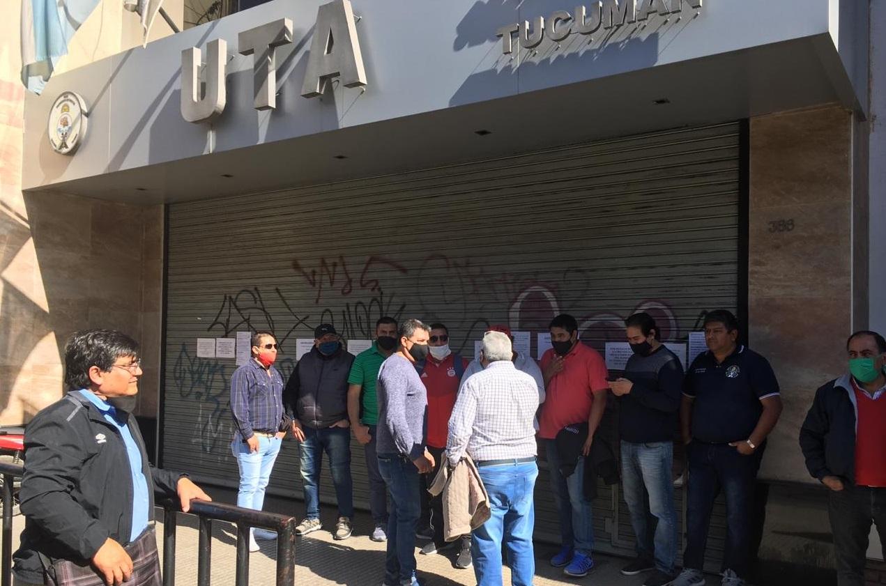 EN RECLAMO. Choferes protestaron la semana pasada frente a la sede de UTA, en Laprida 300. FOTO: LA GACETA / Inés Quinteros Orio.
