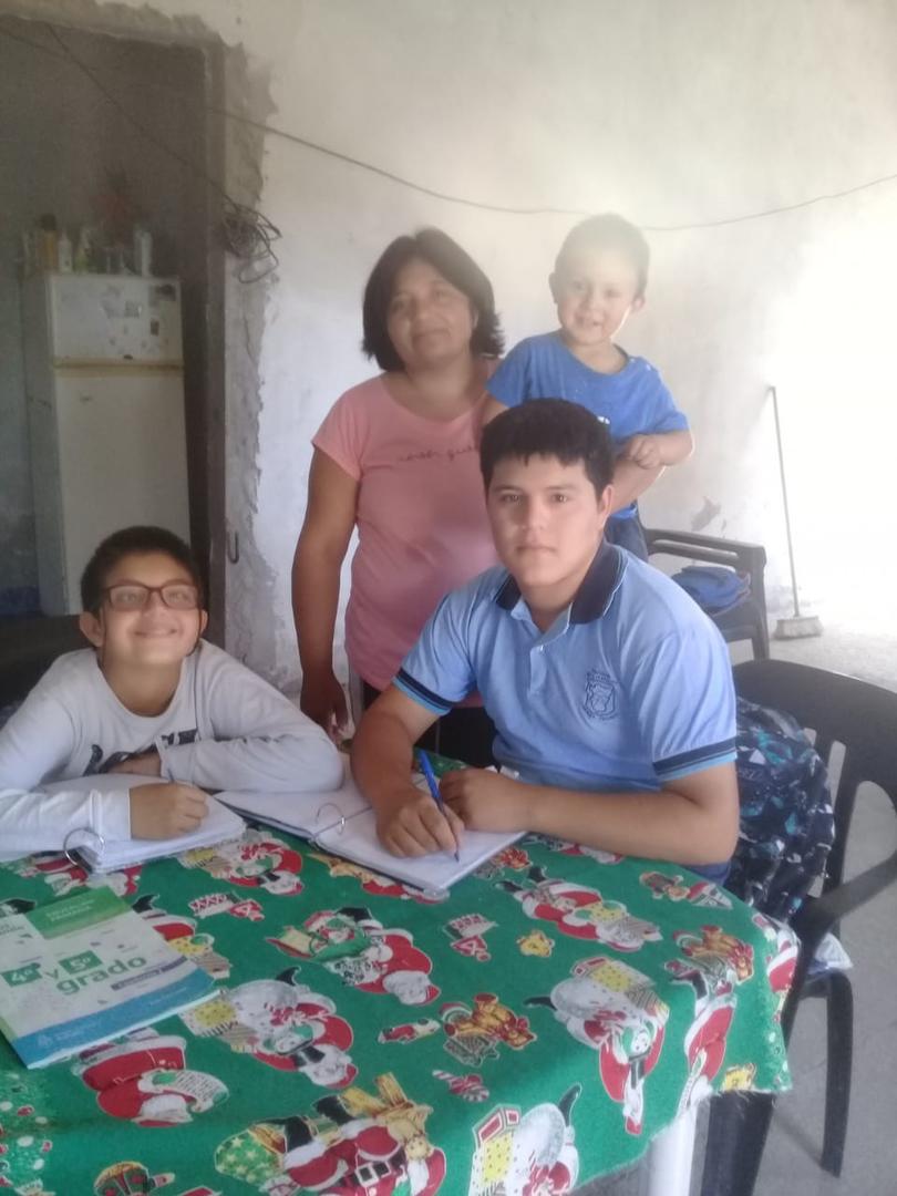 EN EL CORTADERAL. Luis Galván con su mamá y sus dos hermanos.