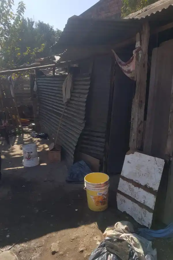 CHAPAS Y MADERAS. La vivienda que los voluntarios comenzarán a modificar el sábado.