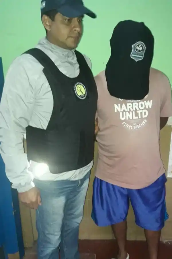 DETENIDO. Un policía acompaña a 