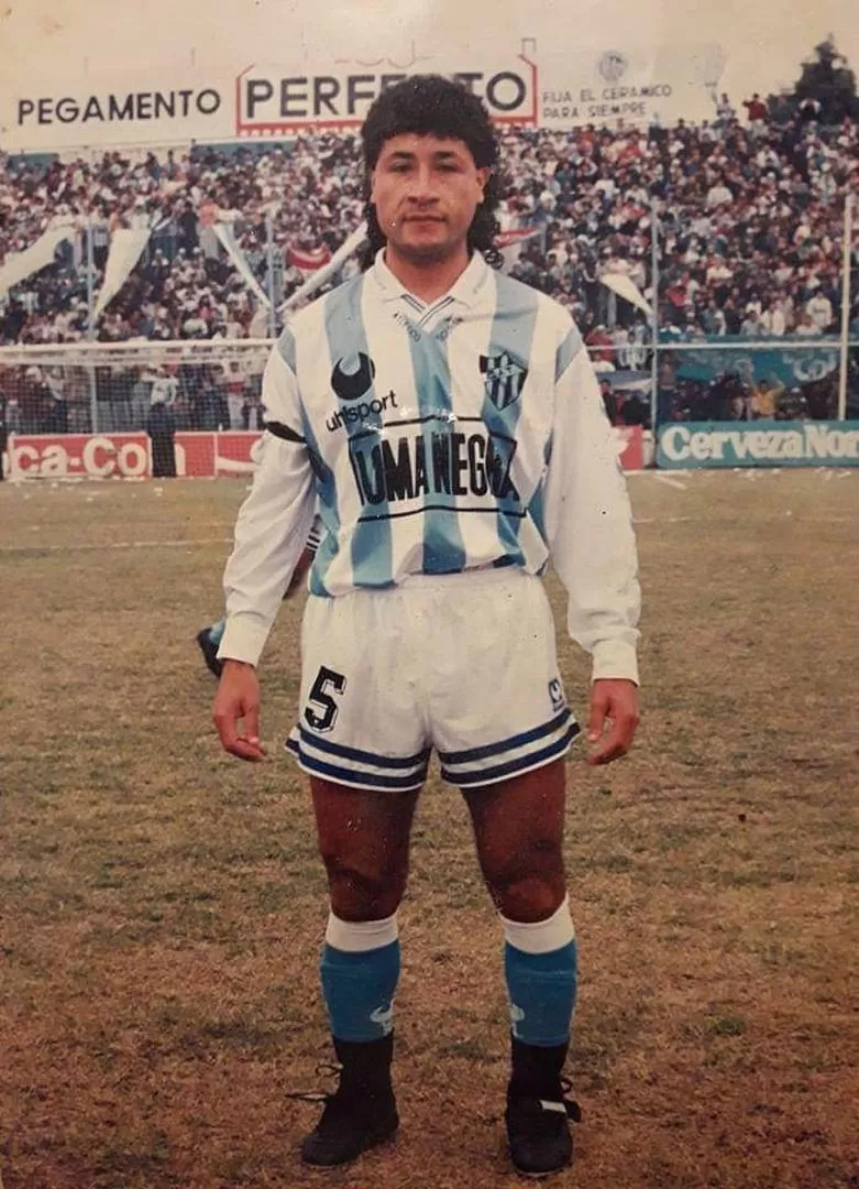 LISTO PARA JUGAR. Pacheco, antes de un partido a finales de los ‘80 en Atlético.  