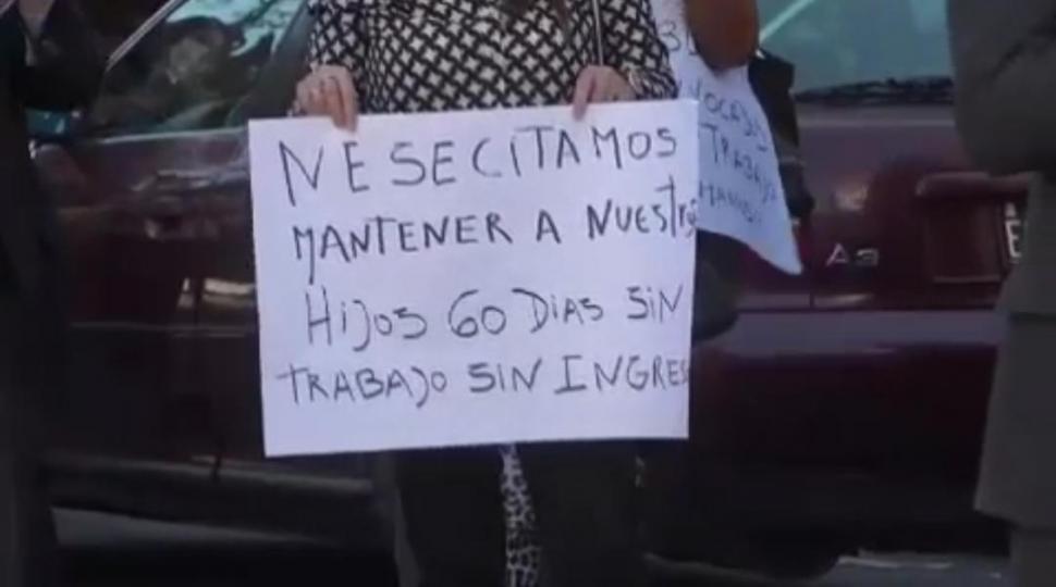 MARCHA DE ABOGADOS DE AYER. “Nesecitamos (sic) mantener a nuestros hijos”, escribió una manifestante. CAPTURA DE VIDEO