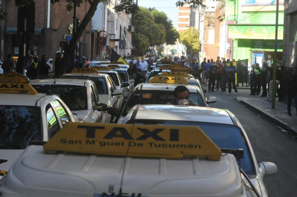 PROTESTA. Alrededor de 50 propietarios de taxis se manifestaron frente al Concejo Deliberante, en pleno centro.  