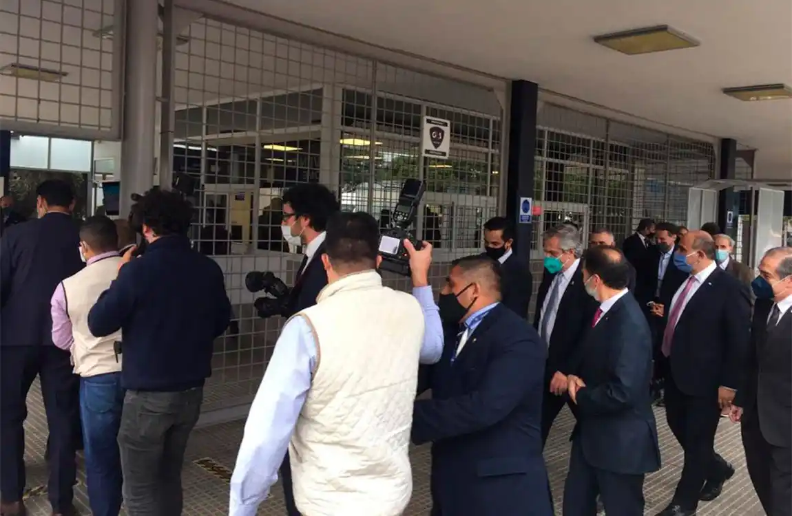 EN SCANIA. La comitiva oficial ingresa a la planta fabril. 