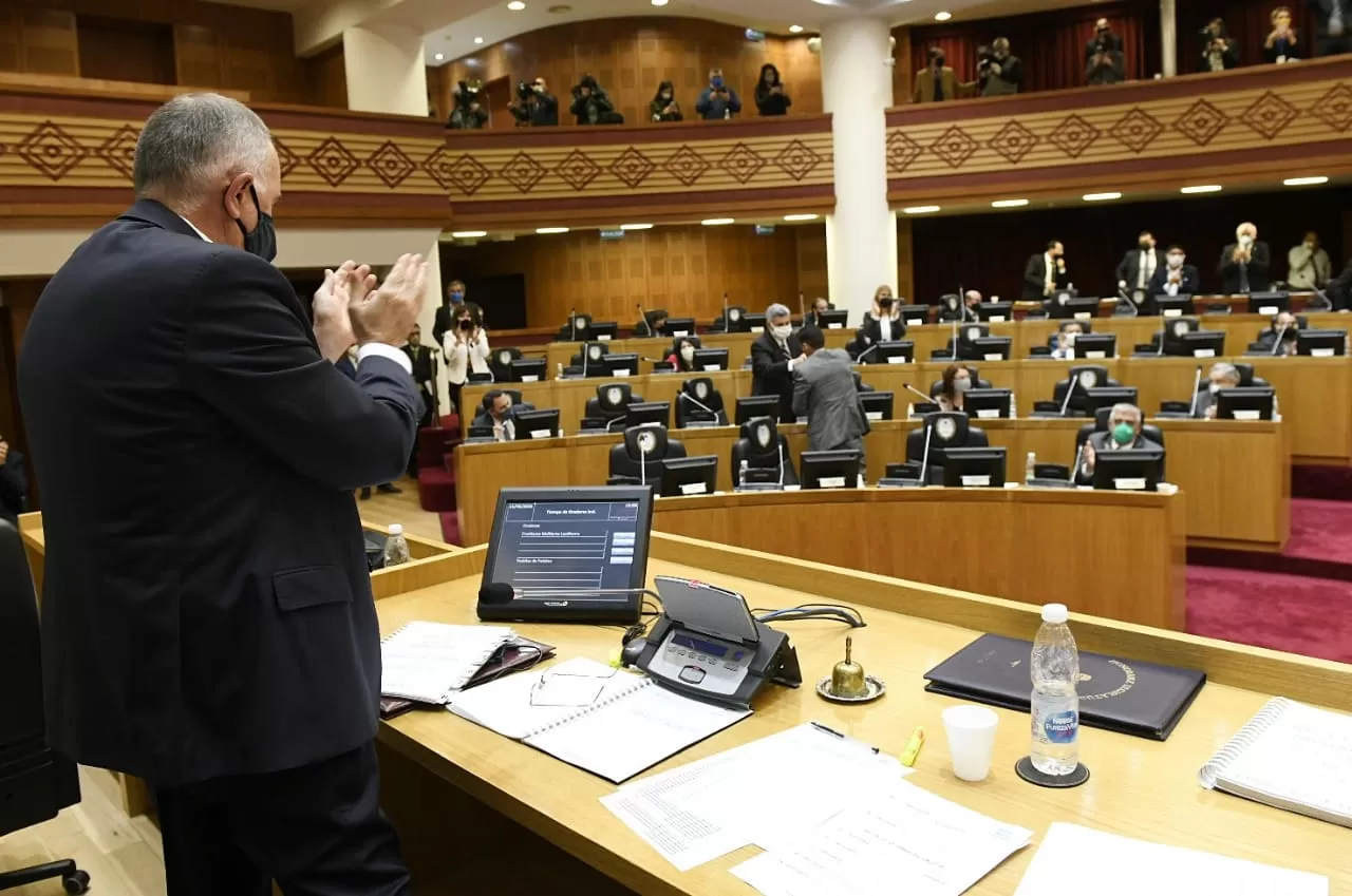 TRAS EL DEBATE. Jaldo aplaude la adhesión de la Provincia a la Ley Micaela. Foto: Prensa Legislatura.