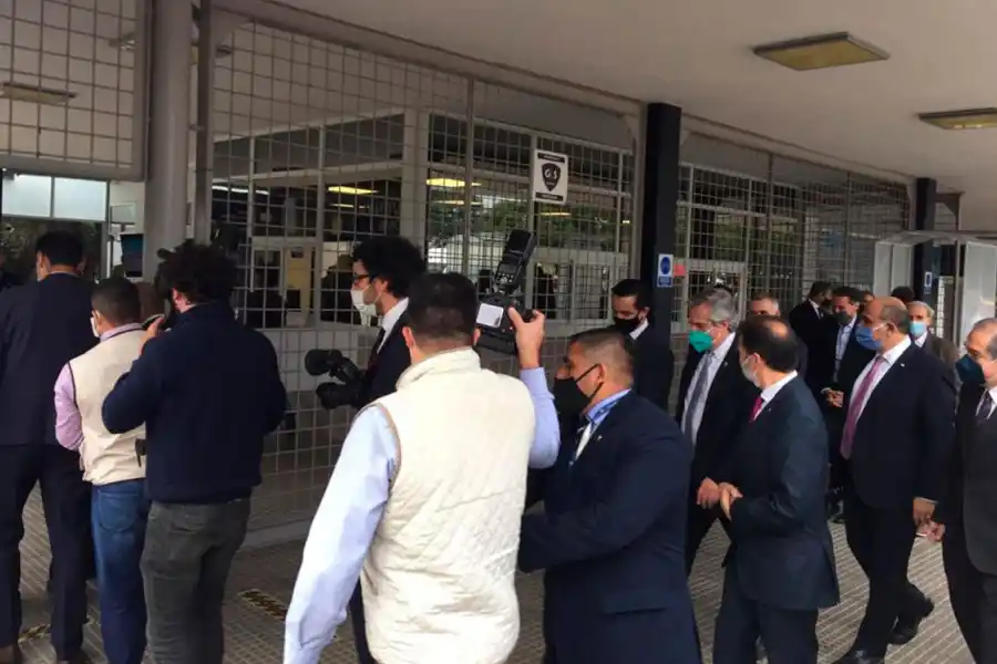 EN SCANIA. La comitiva oficial ingresa a la planta fabril. 