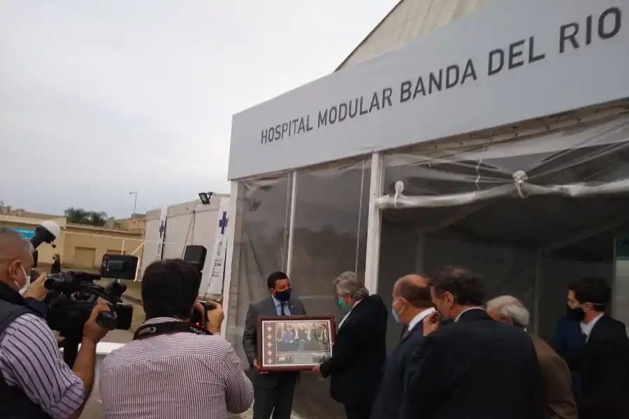 El intendente de Banda del Río Salí, Darío Monteros, le hizo un regalo al jefe de Estado. COMUNICACIÓN PÚBLICA TUCUMÁN