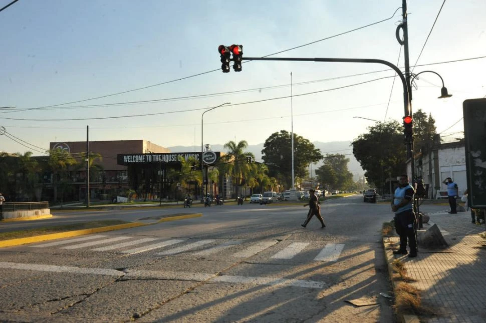 A PLENO. Los nuevos semáforos funcionan ya ordenando el tránsito.