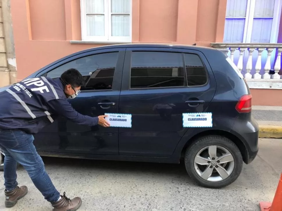 EN PLENA TAREA. Un perito del Ministerio Público Fiscal se prepara para iniciar su trabajo en uno de los cinco autos que se secuestraron ayer. 