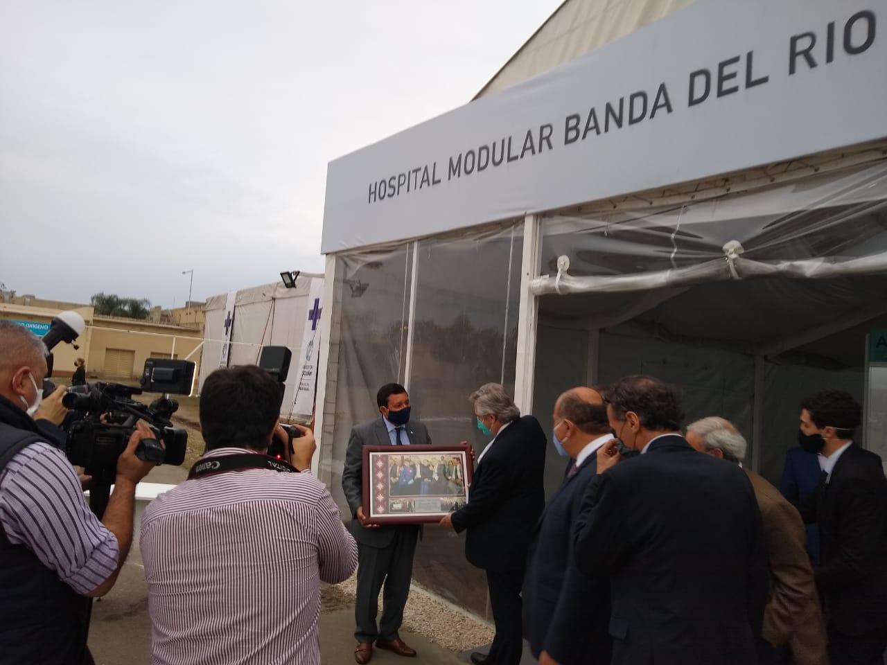 El intendente de Banda del Río Salí, Darío Monteros, le hizo un regalo al jefe de Estado. COMUNICACIÓN PÚBLICA TUCUMÁN