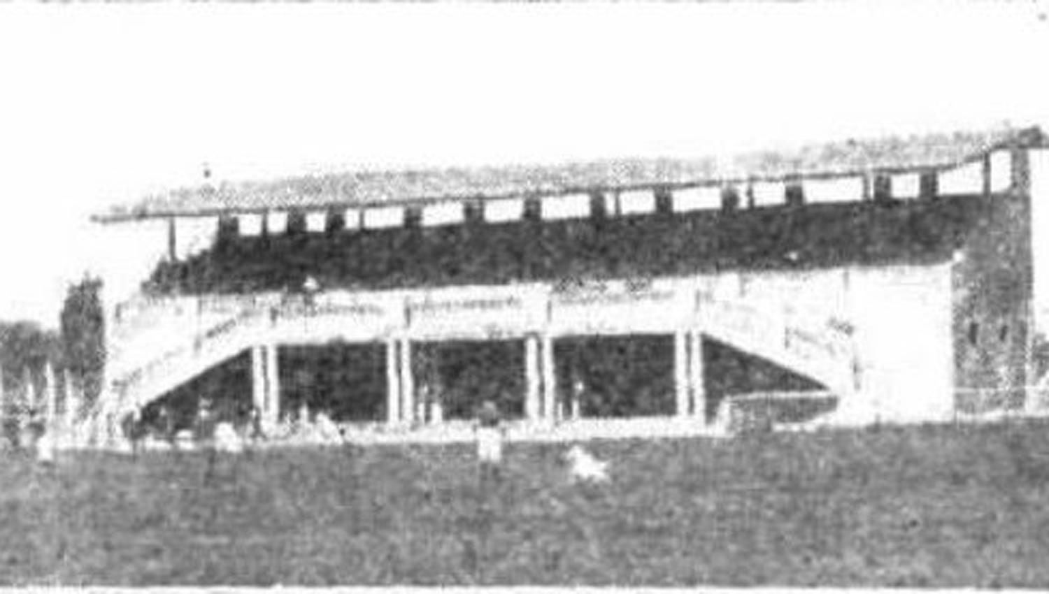 La tribuna inaugural del estadio José Fierro, en 25 de Mayo y Chile.