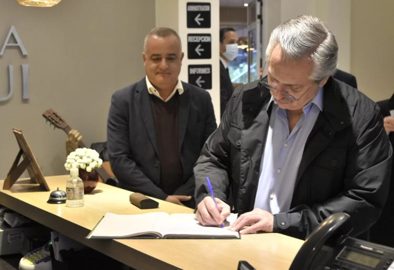 El presidente, Alberto Fernández, firma el libro de visitas en la Hostería de Tafí Viejo.