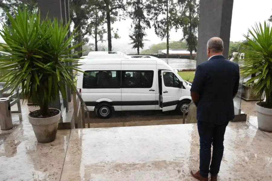 La combi lleva al presidente, Alberto Fernández, desde Tafí Viejo hasta el aeropuerto.
