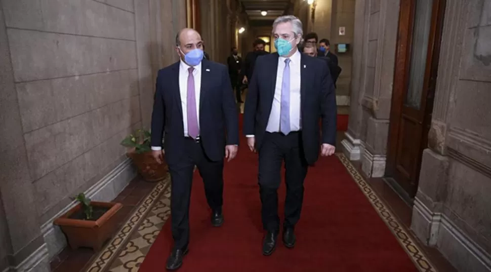 EDIFICIO BLINDADO. Manzur y Fernández caminan por la sede del PE, bajo un estricto control de ingresos.  secretaria de información pública