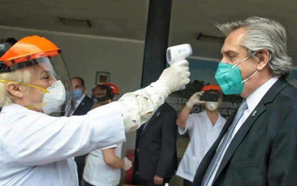 EN EL AEROPUERTO. Al llegar, el Presidente se sometió a un control. la gaceta / foto de DIEGO ARAOZ