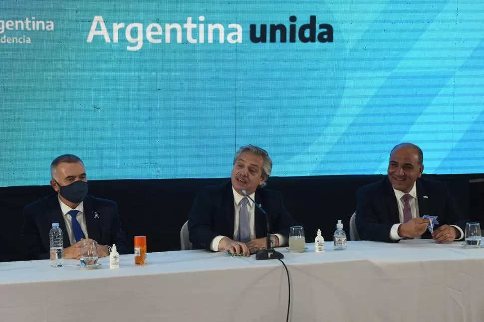 COMPAÑEROS. Osvaldo Jaldo, Alberto Fernández y Juan Manzur, de buen humor durante la rueda de prensa.